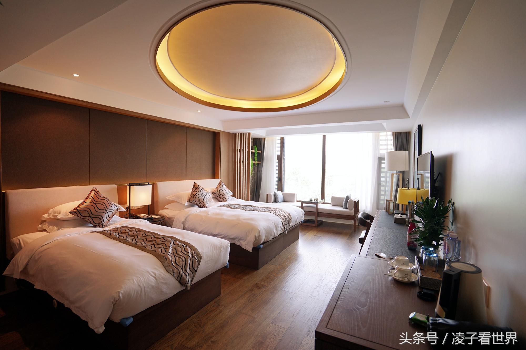 沙滩拾贝壳景区,沙滩花海美景