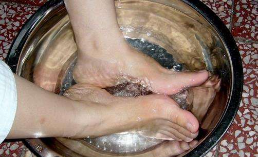 脚裂是身体哪个部位出问题了,脚四季都裂是什么原因