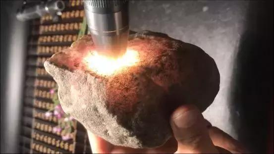 水翻砂紫罗兰翡翠原石,会卡翡翠原石脱沙料