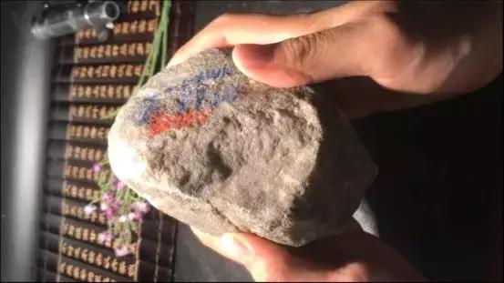 水翻砂紫罗兰翡翠原石,会卡翡翠原石脱沙料