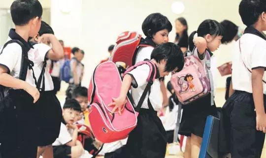 23岁姑娘撩起上衣,妈妈一看急疯了!暑假孩子一窝蜂看这病,再晚要吃大苦头!