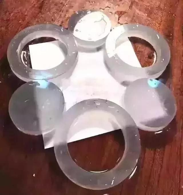 真正翡翠切出来的翡翠原石,翡翠原石开切制作成品全过程