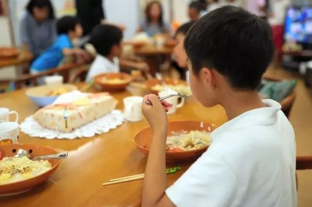 治愈10000个孤独的孩子，这家最便宜的日本餐厅，每月只开2天，却温暖了全世界