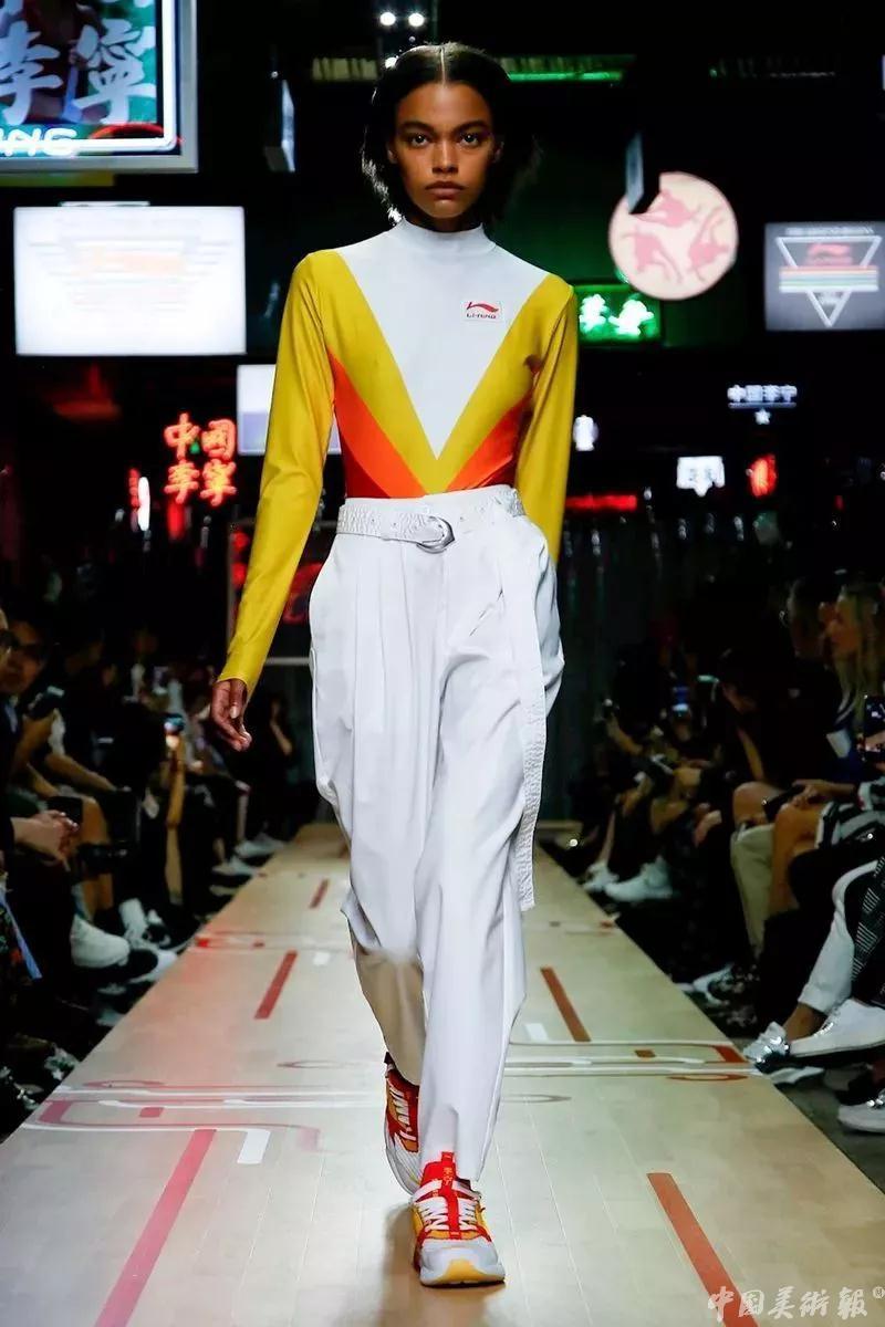李宁拿大哥大短袖,2018年李宁纽约时装周