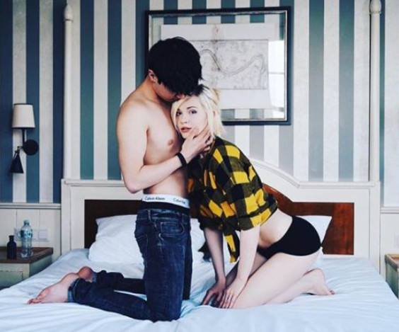 白人女子骂亚裔小伙,白人大骂亚裔女子