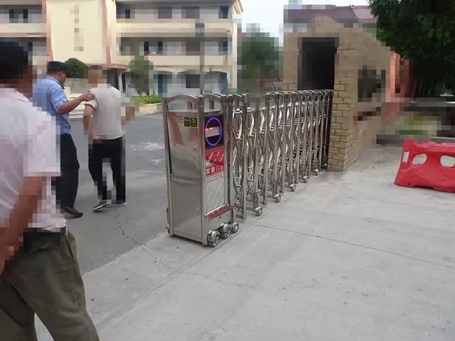 浙江女子脚被门缝夹住,一女子脚被门缝夹住