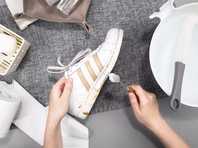 小白鞋脏了去超市买什么东西来擦,鞋子拼团小白鞋