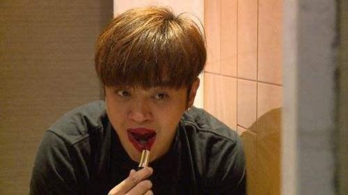 偶像练习生张艺兴王嘉尔看蔡徐坤,王嘉尔口红