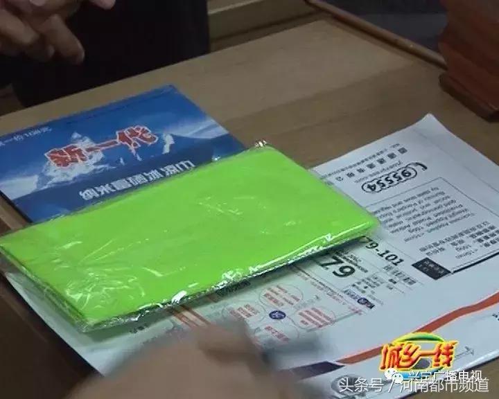 女子快递被同事拆开,女子让同事代取快件完整版