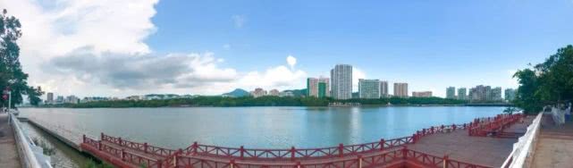 开着奥迪自驾的小姐姐,开着百万奥迪的小姐姐