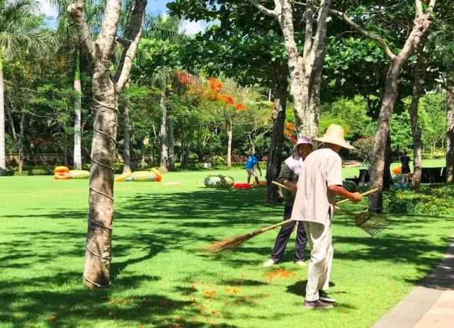 开着奥迪自驾的小姐姐,开着百万奥迪的小姐姐