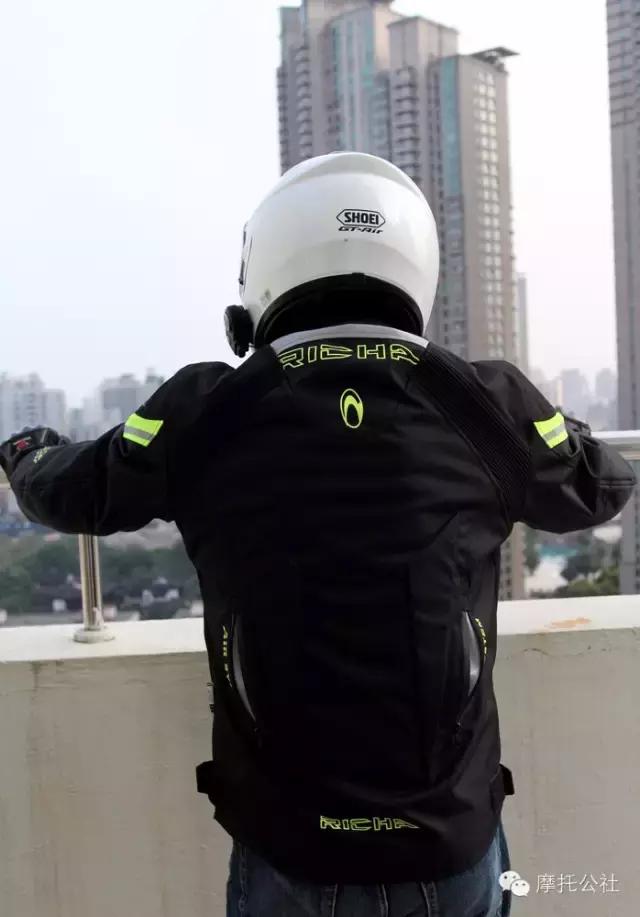 夏天雨天适合骑摩托车吗,新手雨天骑摩托车注意事项