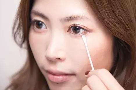 脸部脱妆了应该怎么补妆,脱妆怎么补救最强补妆大法来啦