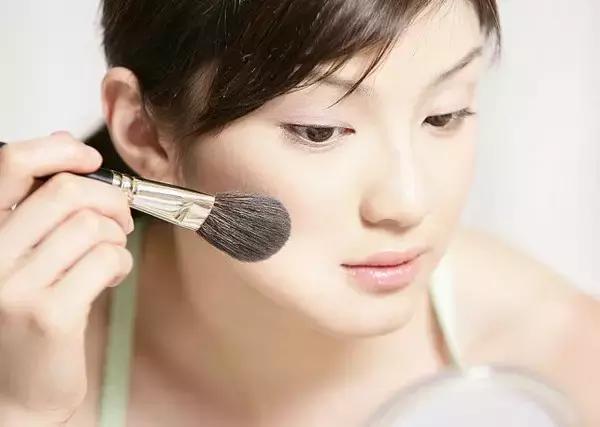 妆容一到下午就浮粉怎么办,日常妆容步骤和方法