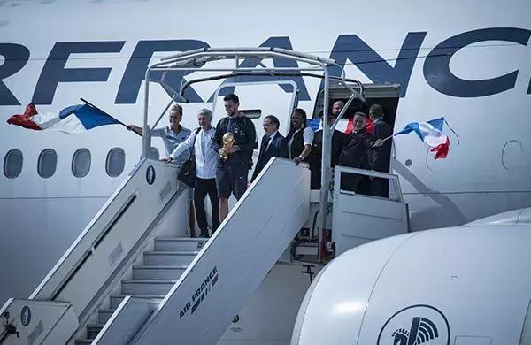 法胖带着法国队明星回家