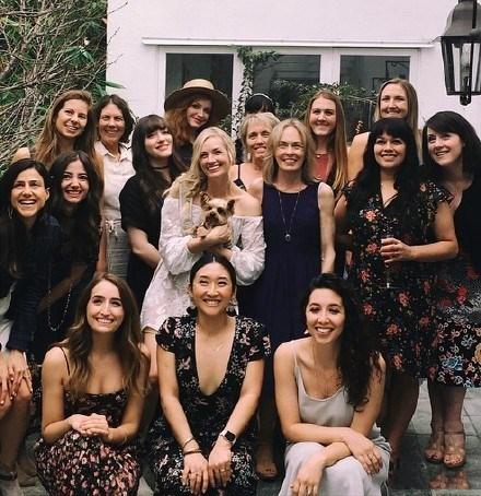 破产姐妹卡洛琳结婚了,网友:捧花快扔给Max吧!