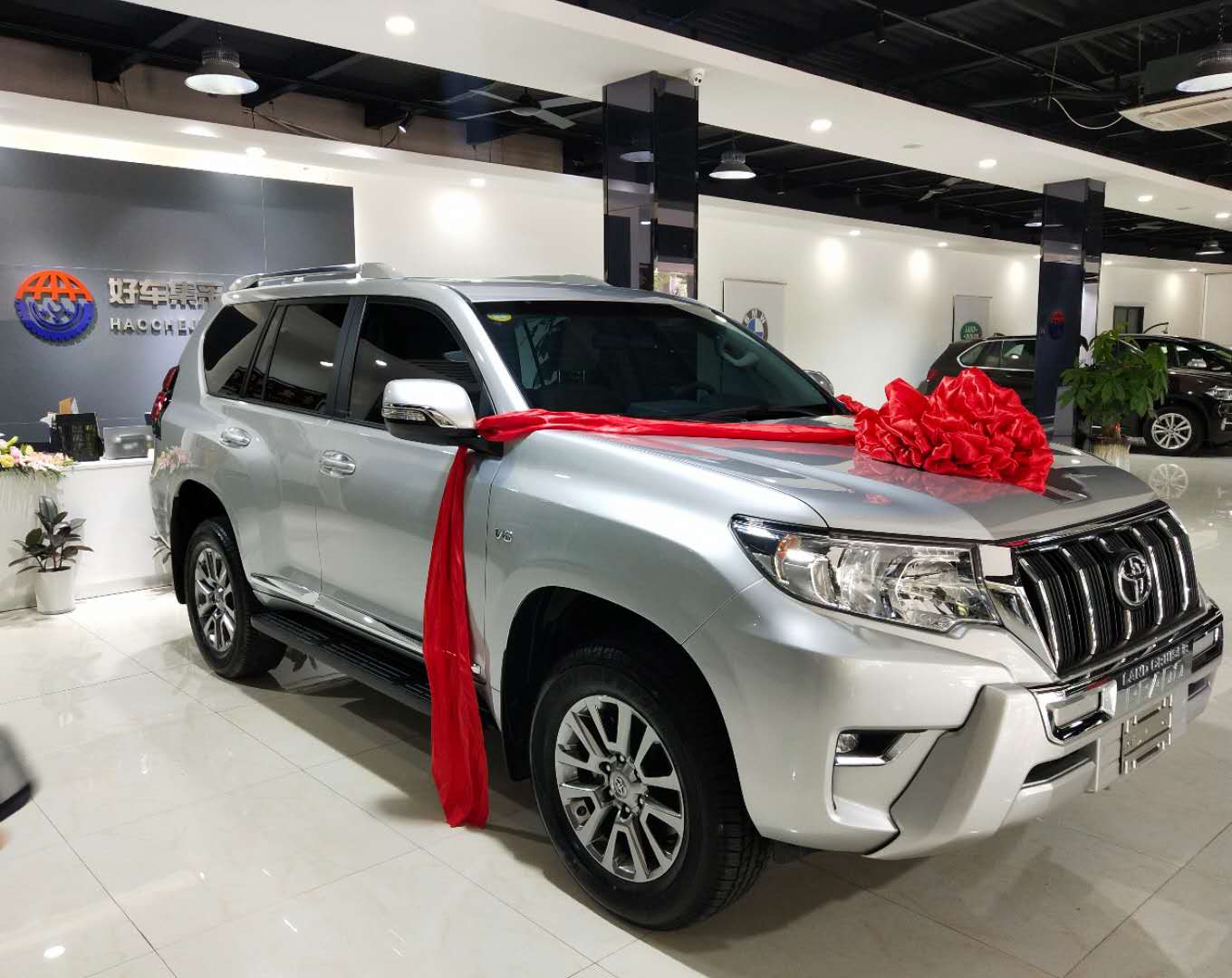 丰田霸道提车记，车主：朋友的2700太肉，所以直接选4000