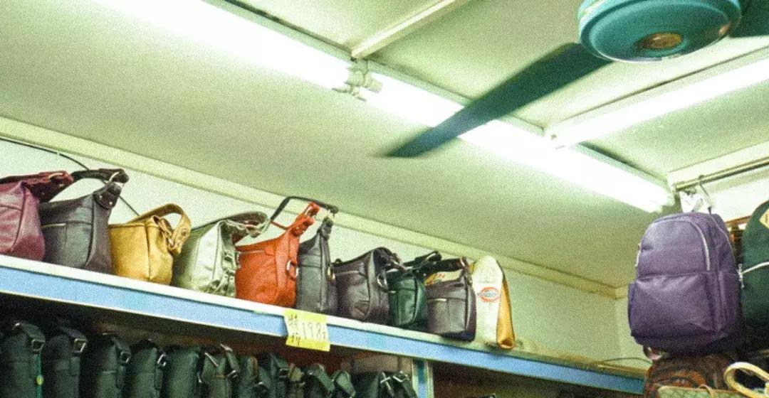 几乎每个莞城人都在这家店买过书包，如今却要跟它说再见了……