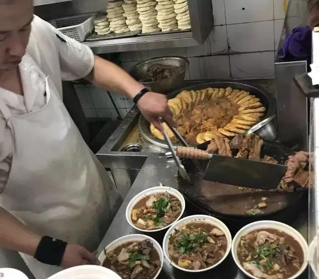 藏在市中心的美食街，吃一年都吃不够！第一个就是北京人爱吃的