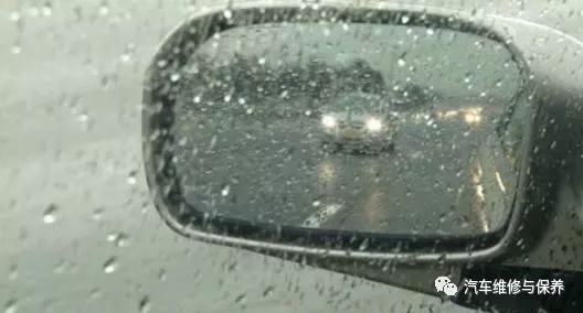 怎样使汽车后视镜下雨天不模糊,卡罗拉下雨后视镜模糊怎么处理