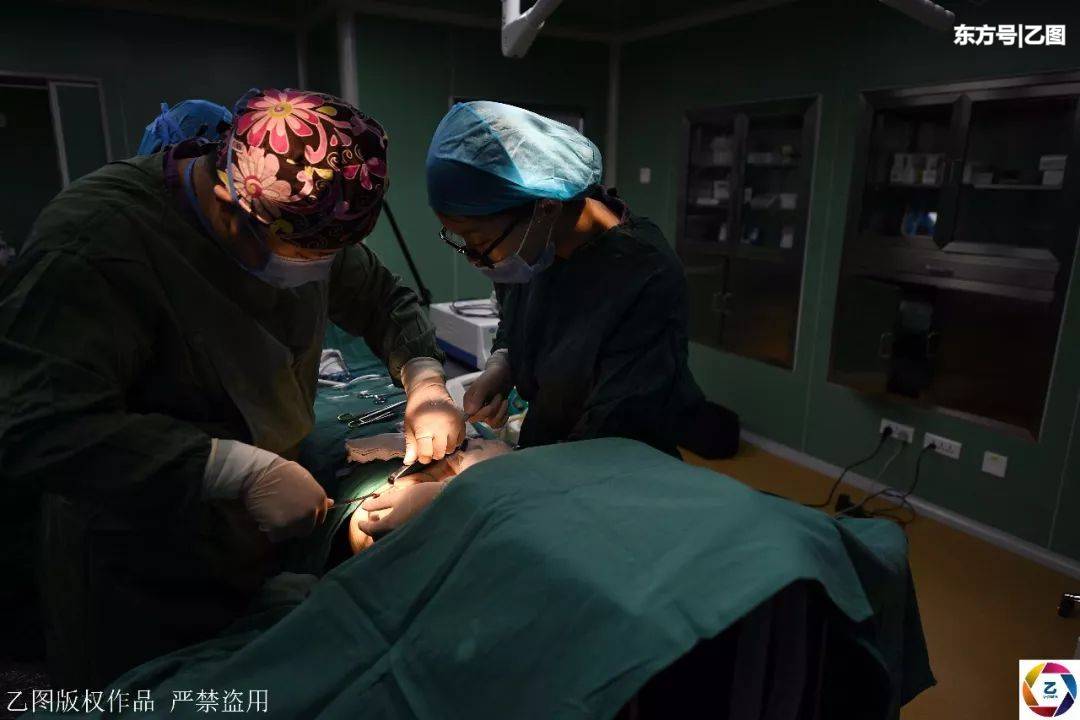 闂鸿湝涓や汉闅嗚兏,闂鸿湝鍚屾椂闅嗚兏