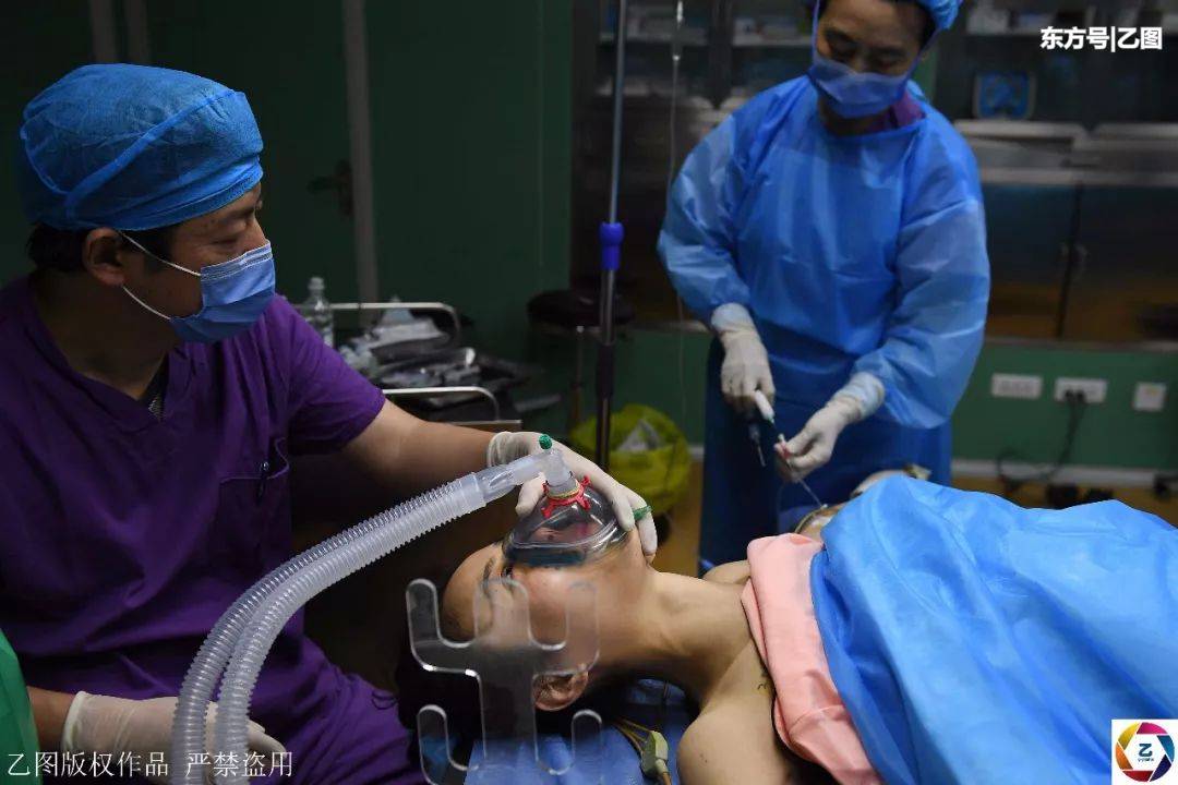 闂鸿湝涓や汉闅嗚兏,闂鸿湝鍚屾椂闅嗚兏