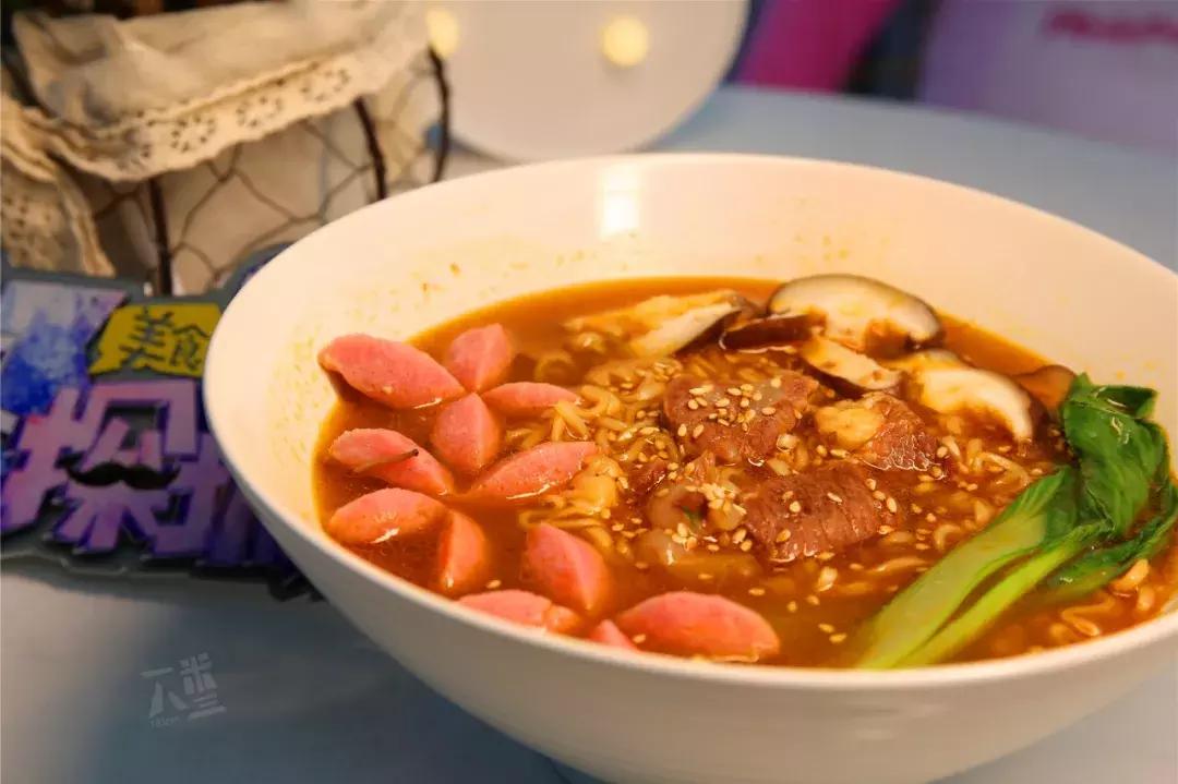 别再发私信问了！环球泡面屋就在珠江路与九都路口……