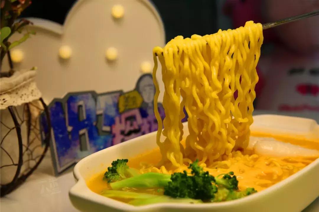 别再发私信问了！环球泡面屋就在珠江路与九都路口……