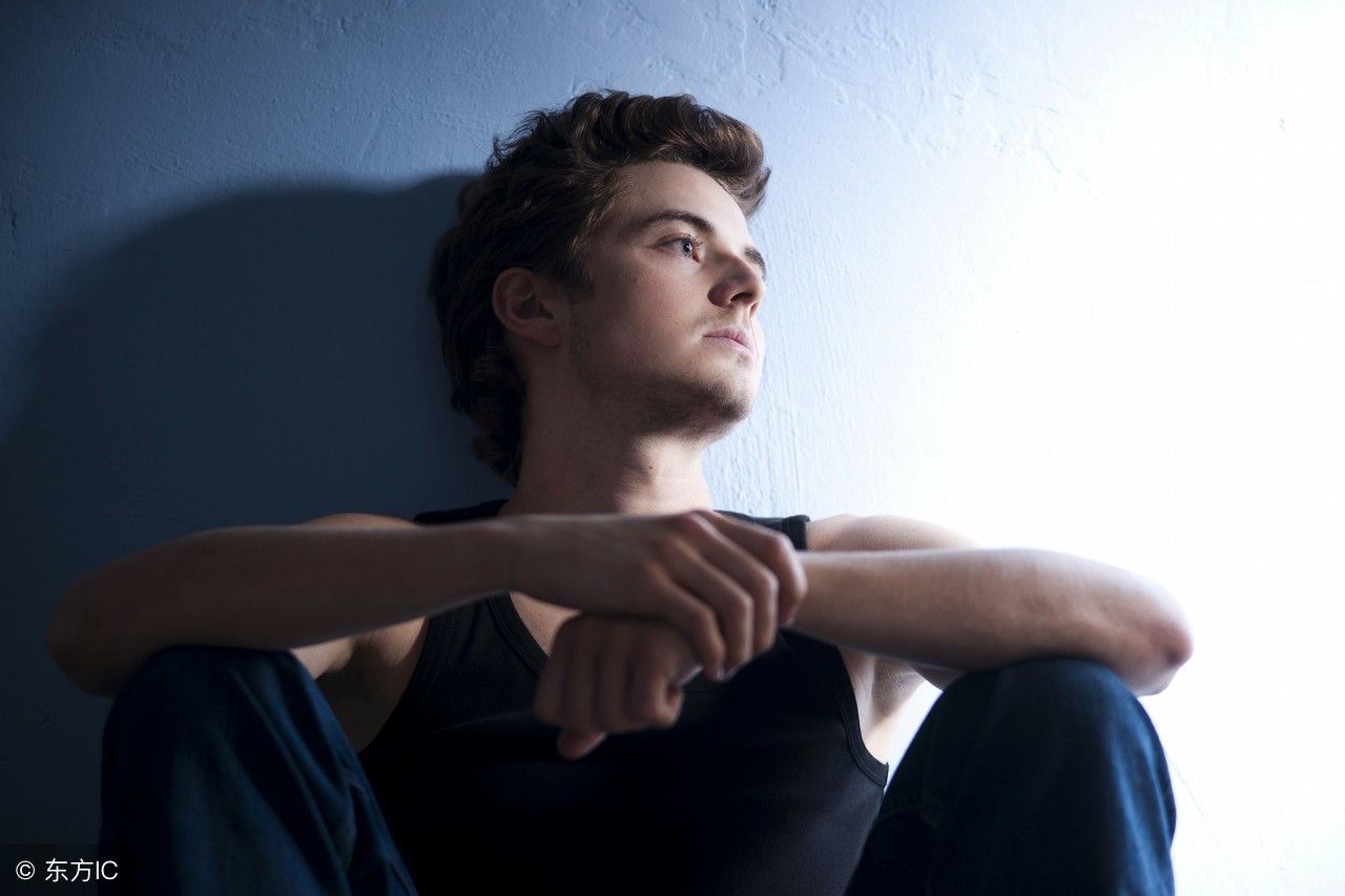 少年长痘中年长纹老年长斑的原因,中年男人眼周围长斑是什么原因