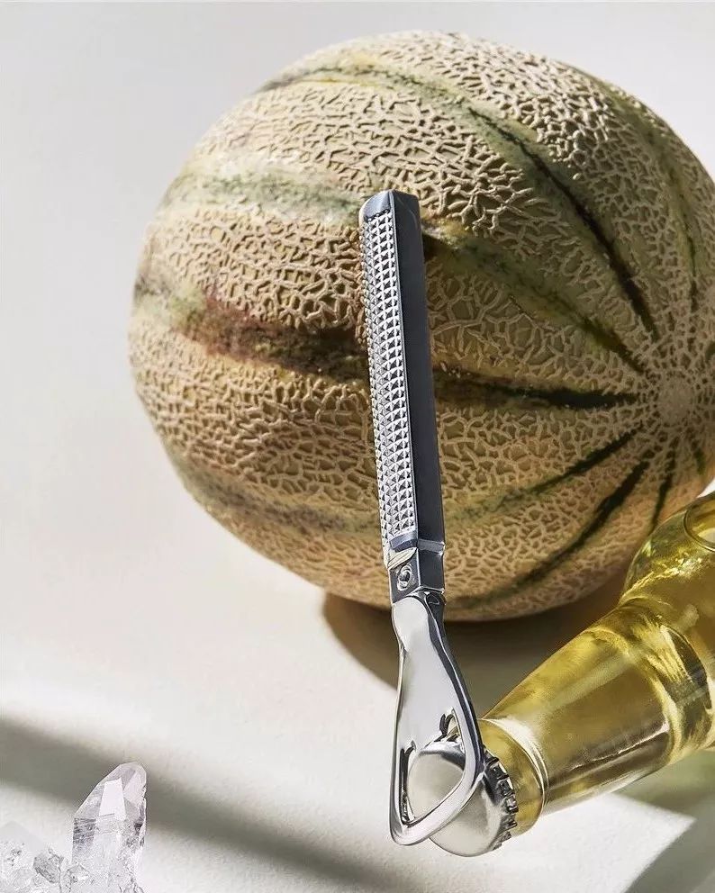 王菲戴的那个1500元回形针不算夸张，蒂芙尼180多年前就在卖镶钻金铅笔了！