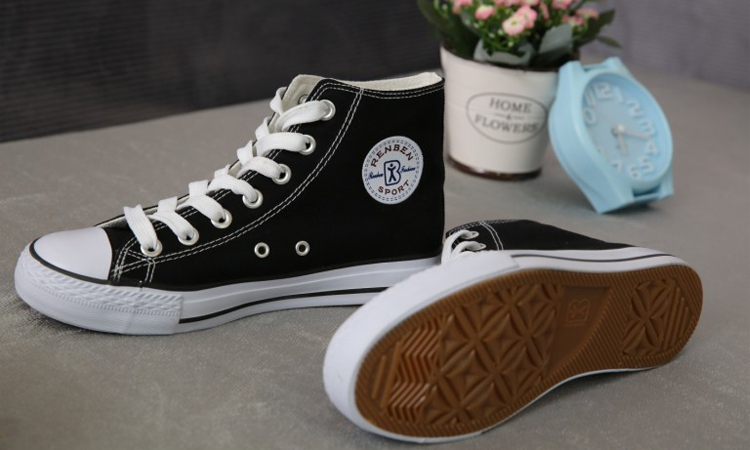 国产的帆布鞋在国外很受欢迎,国货帆布鞋不显logo