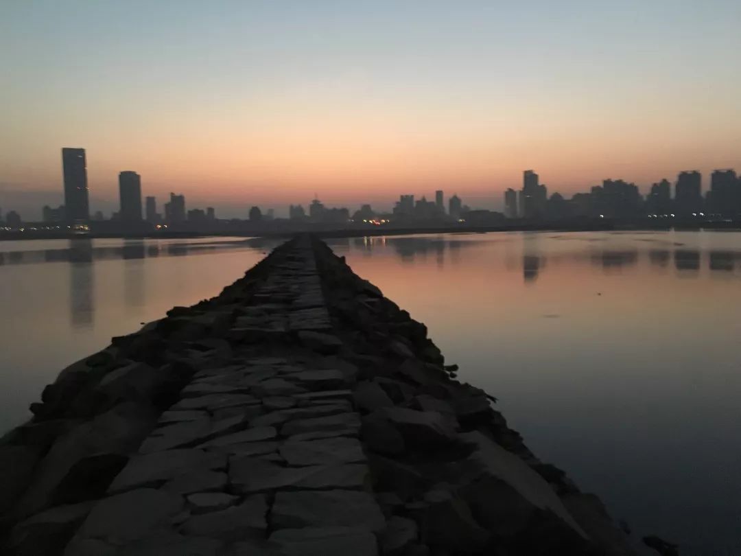 闷热的天钓鱼钓底还是钓浮,闷热天气应该钓深还是钓浅