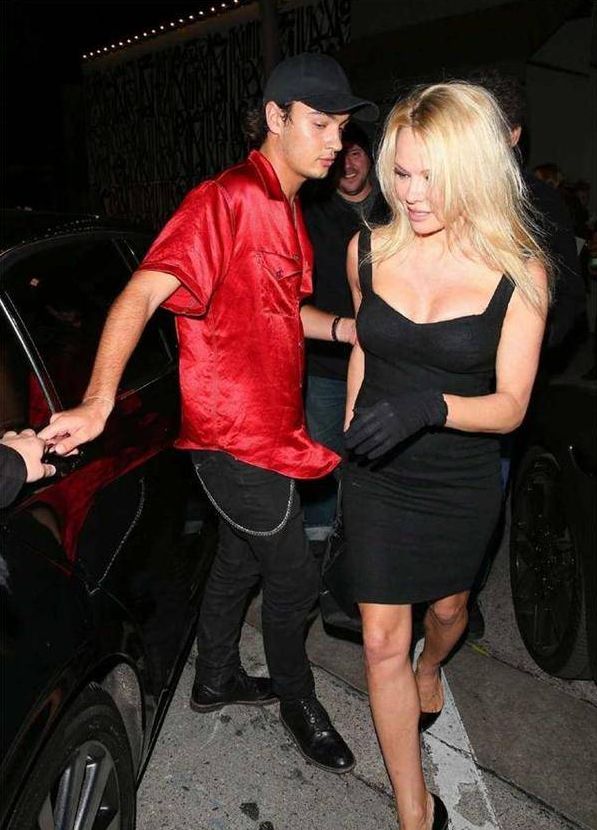 她曾结婚3次，和前夫相识4天闪婚！如今和小自己18岁的法国脚相恋