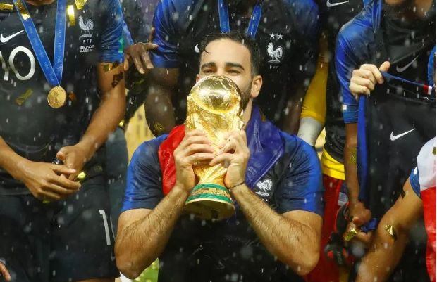 她曾结婚3次，和前夫相识4天闪婚！如今和小自己18岁的法国脚相恋