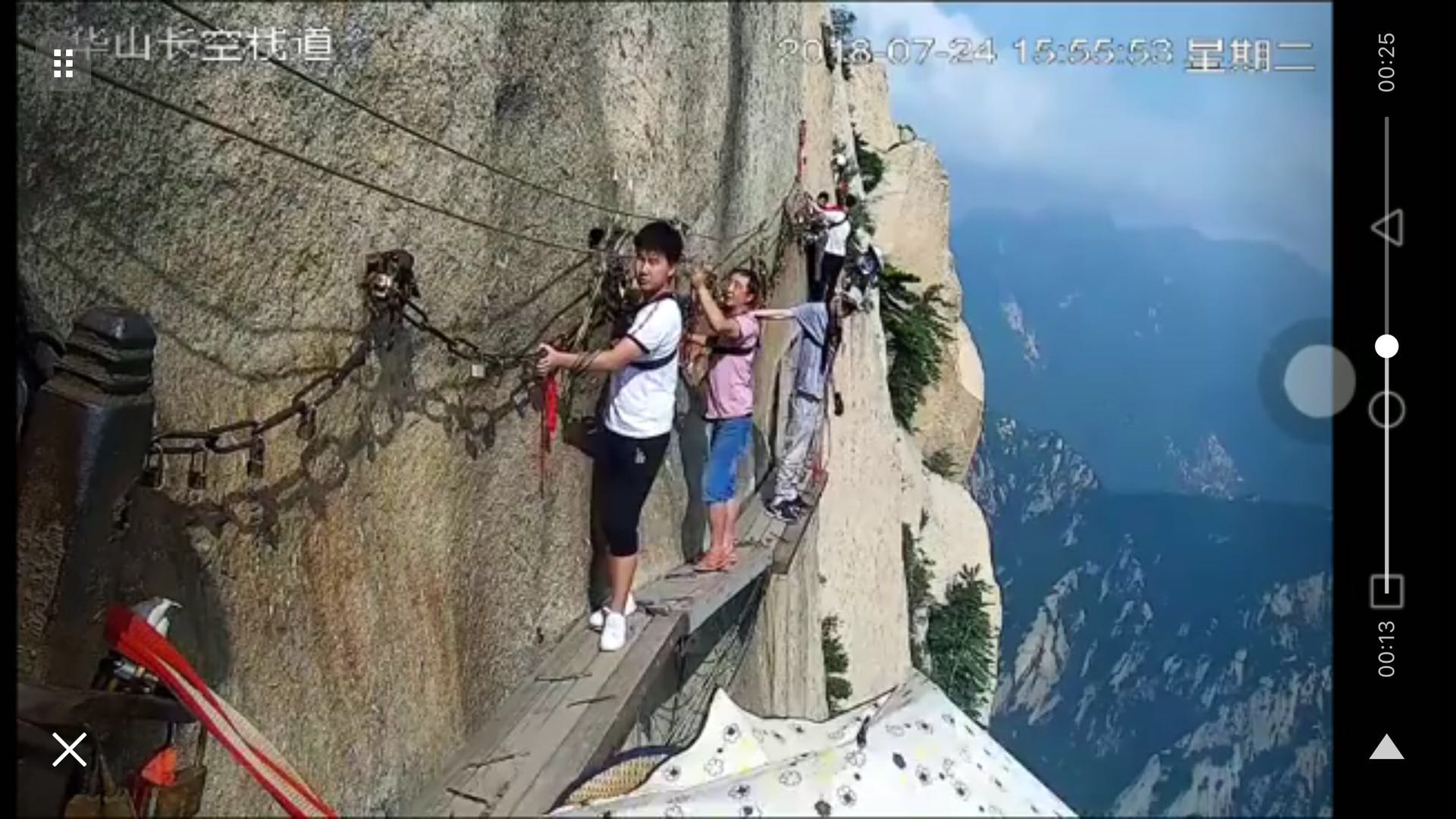 华山栈道一男子解开安全绳,华山长空栈道安全绳救了多少人