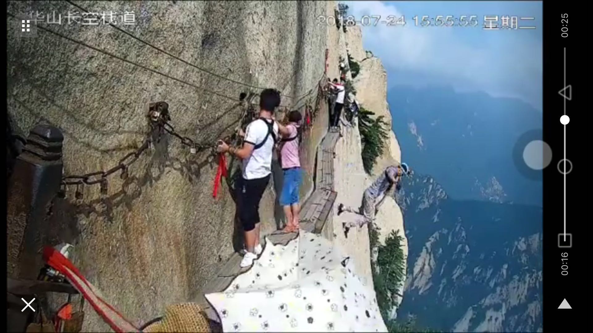 华山栈道一男子解开安全绳,华山长空栈道安全绳救了多少人