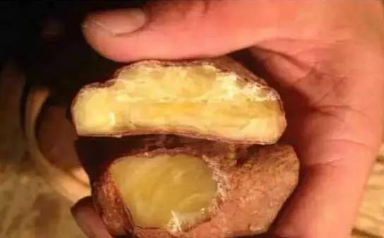 俄料蜜蜡和乌料蜜蜡原石,蜜蜡有假的吗假的是什么材料的