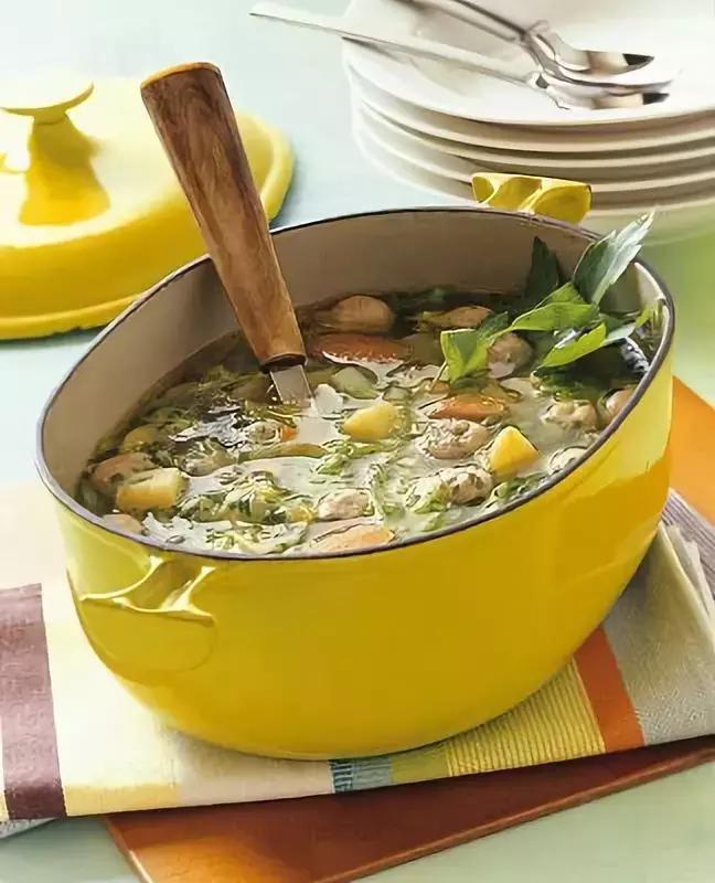 这里有口死沉死沉的铸铁锅麻烦你背下