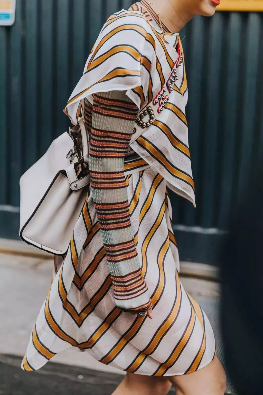 宽条纹和细条纹搭配,黑白条纹和白黑条纹怎么搭配