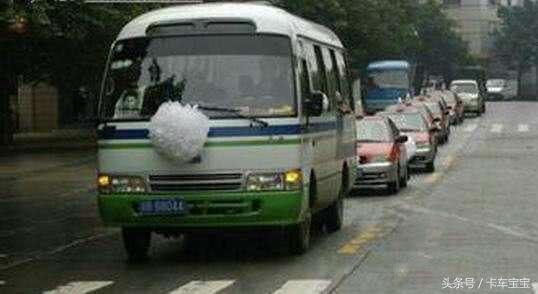 开车遇到丧葬车队怎么做,开车遇到丧事有什么讲究