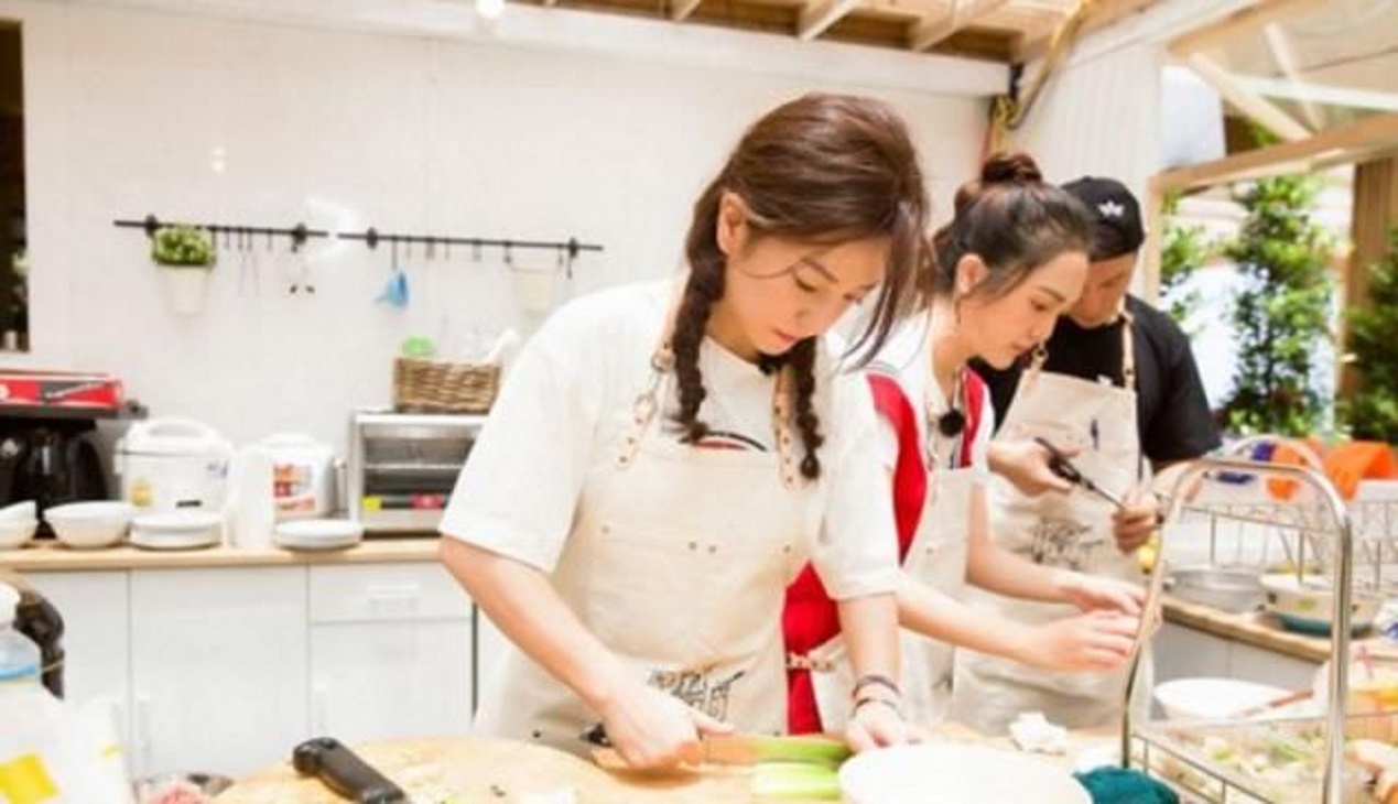 赵薇录节目带30套衣服，价值不菲，舒淇这件衣服五年前就穿过？