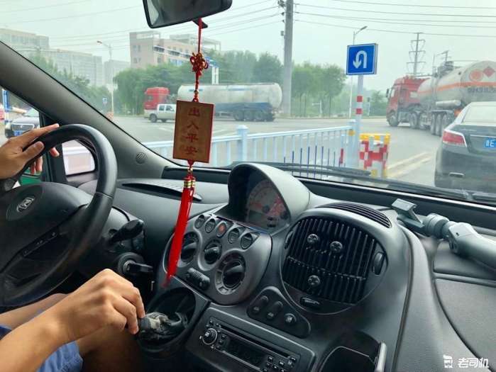 前排可以坐三个人的货车,众泰六座mpv