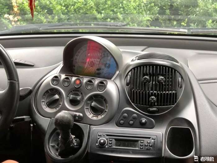 前排可以坐三个人的货车,众泰六座mpv