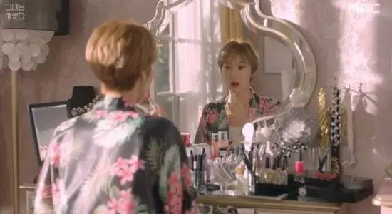 电视剧女子穿睡衣取快递,女子穿睡衣拿快递