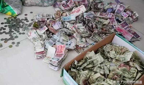 我的天啊！云南一公交投币箱3个月收200多斤*币假**，冥币都出来了！