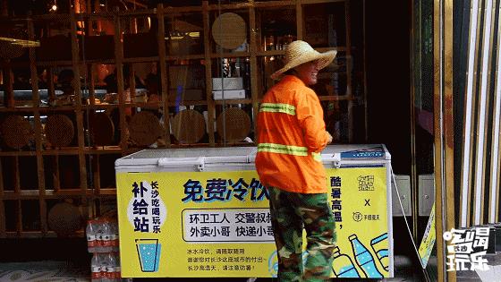 40度高温下一群人出现在街头,三十八度高温街头