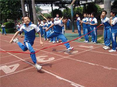 一位教授给孩子批改作业,一个老师给学生发试卷