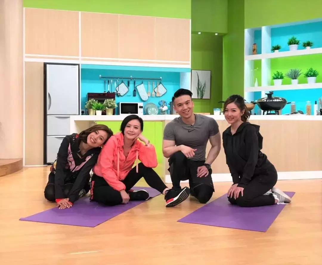 小腹肌胀痛怎么锻炼,练腹肌不伤腰速成腹肌的动作