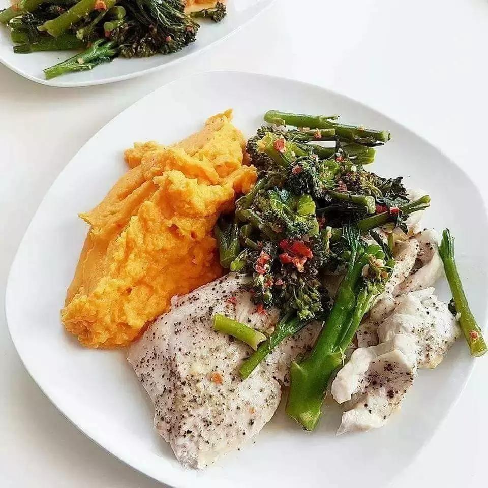 小腹肌胀痛怎么锻炼,练腹肌不伤腰速成腹肌的动作