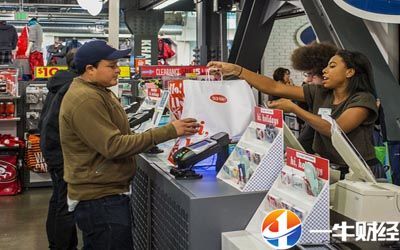 骑着涨价的哈雷去租涨价的房车,喝着涨价的可乐,美国人民喜相逢